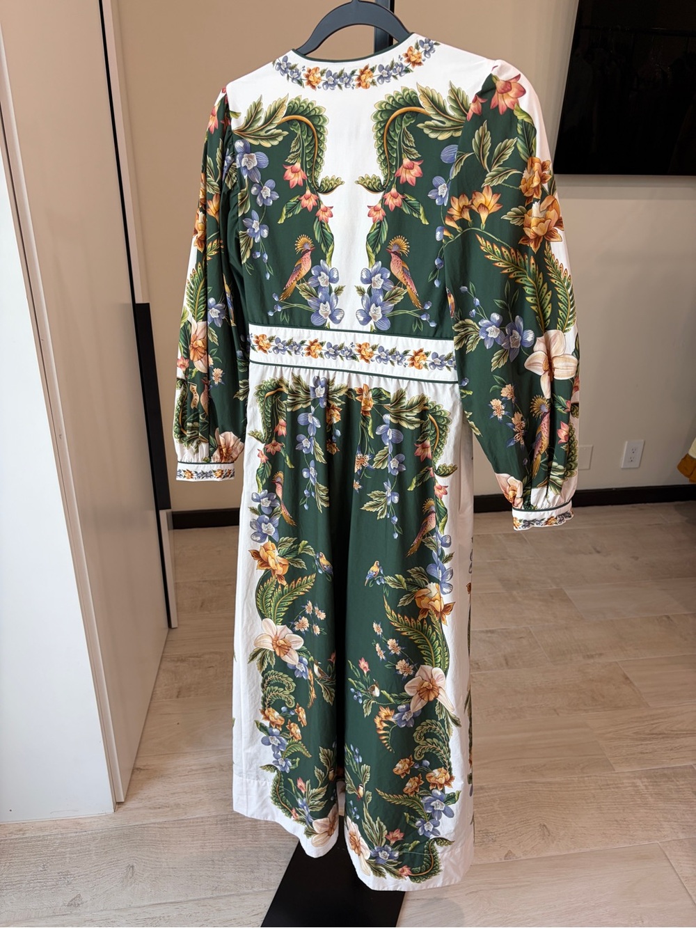 Farm Rio: Green Nature V Neck Buttoned
Maxi Dress - Picture 8 of 10